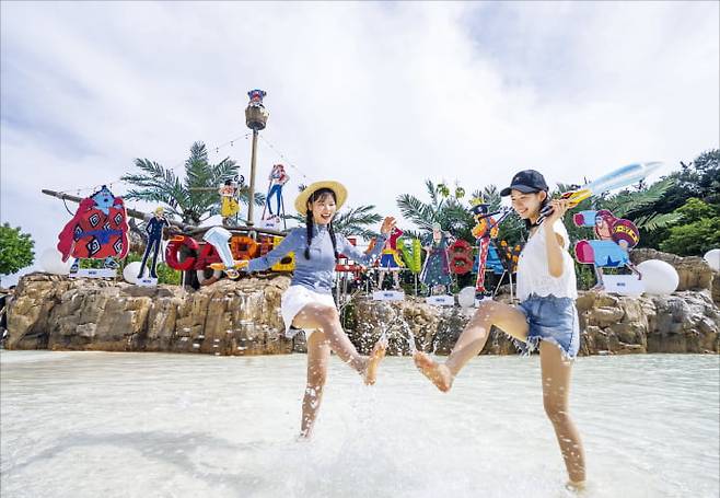 원피스와 콜라보한 여름 축제가 진행 중인 캐리비안 베이 파도풀의 모습. 삼성물산 제공