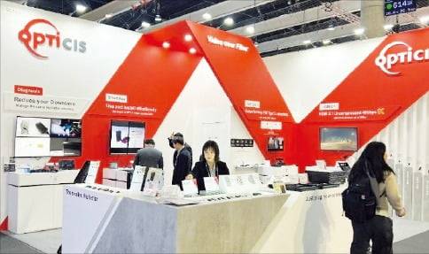 옵티시스가 전시회에서 신제품을 홍보하고 있다. /옵티시스 제공