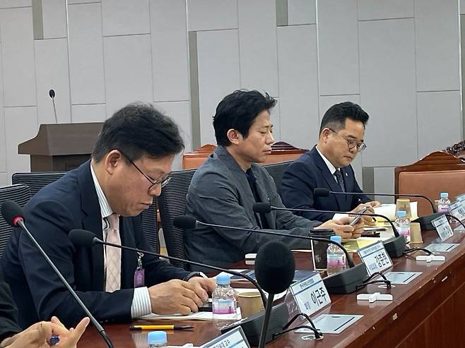 30일 국회의원회관에서 열린 '디지털자산혁신법안 제정을 위한 국회포럼'에 참석한 민병덕 더불어민주당 의원(오른쪽), 이강일 민주당 의원(가운데), 이근주 한국핀테크산업협회 회장(왼쪽) // 사진=황두현 블루밍비트 기자