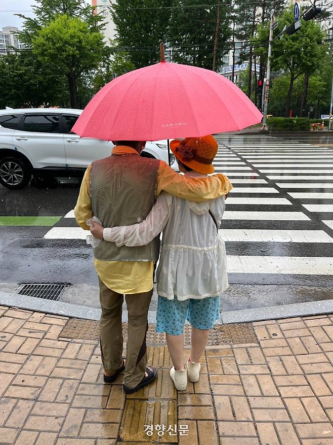 문유식씨가 아내와 함께 어깨동무를 하고 서 있다. 문혜연씨 제공