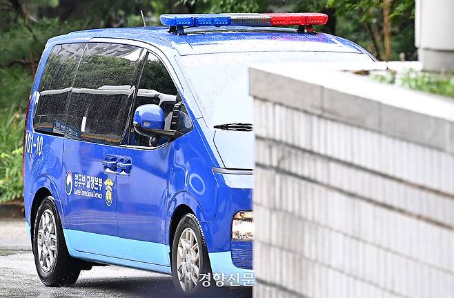 윤석열 전 대통령에 대한 구속이 적법한지를 다투는 구속적부심사가 열린 지난 18일 윤 전 대통령이 탑승한 법무부 호송차량이 서울중앙지법으로 들어서고 있다. 사진공동취재단