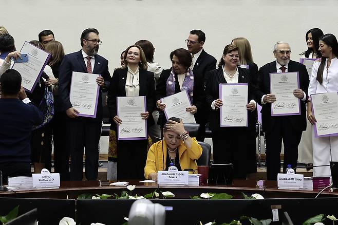 과달루페 타데이 멕시코 선거관리위원회(INE) 회장(가운데)이 지난달 16일(현지시간) 멕시코시티에 있는 연방 선거재판소에서 판사 당선인들에게 당선증을 수여하는 행사를 주재하고 있다. EPA연합뉴스