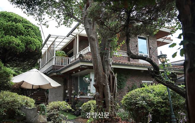 민중기 특별검사가 이끄는 김건희 특검팀이 지난 15일 서울 강남구 역삼동 건진법사 전성배씨의 법당을 압수수색하고 있는 가운데 법당 외부의 모습이 보이고 있다. 한수빈 기자