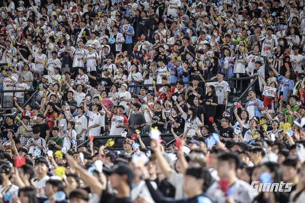 지난 29일 부산 사직구장에서 열린 NC와 3연전 첫 경기를 찾은 롯데 팬들이 응원을 하고 있다. 롯데 자이언츠 제공