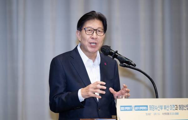 지난 24일 '2025 지역경제 기 살리기 정책 콘퍼런스'에서 박형준 부산시장이 '글로벌 해양 허브 도시 완성, 동북아 해양경제 선도.'를 주제로 발표하고 있다. 전민철 기자 jmc@kookje.co.kr