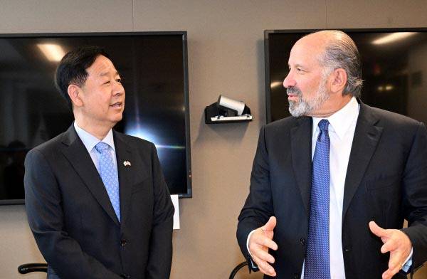 한미 통상협의차 미국 워싱턴DC를 방문 중인 구윤철 부총리 겸 기획재정부 장관이 29일(현지시간) 미국 상무부에서 하워드 러트닉 상무장관과 통상협의에 앞서 환담하고 있다. 기획재정부 제공