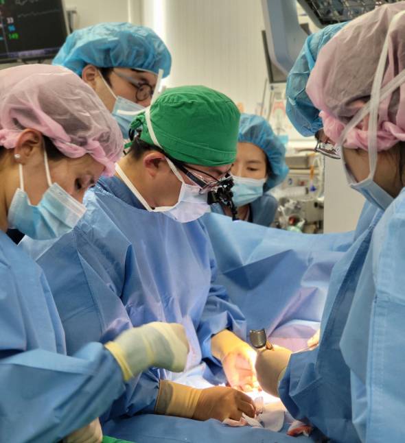 국민건강보험 일산병원 의료진이 최근 몸무게 550g로 태어난 신생아의 수술을 시행하고 있다. 국민건강보험 일산병원 제공