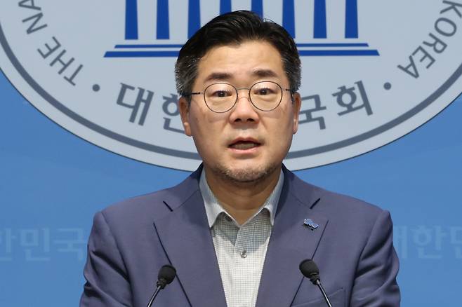 박찬대 더불어민주당 당대표 후보가 30일 서울 여의도 국회 소통관에서 공약 발표 후 지지를 호소하고 있다. 연합뉴스