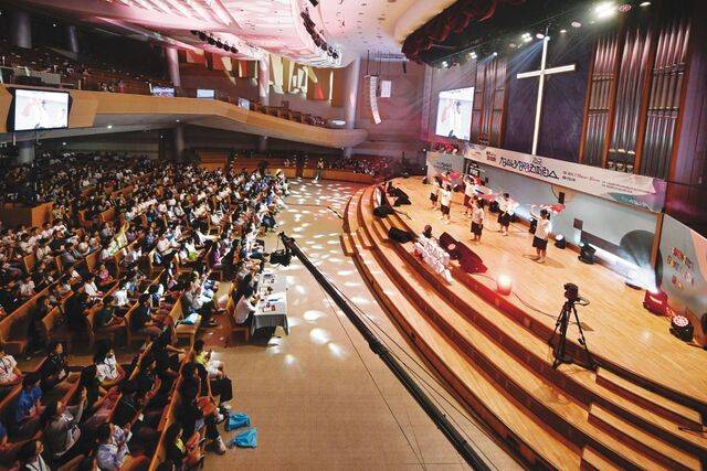 전국청소년성령콘퍼런스에 참석한 학생들이 29일 서울 영등포구 신길교회에서 찬양에 맞춰 깃발을 흔들며 워십을 선보이고 있다. 신석현 포토그래퍼