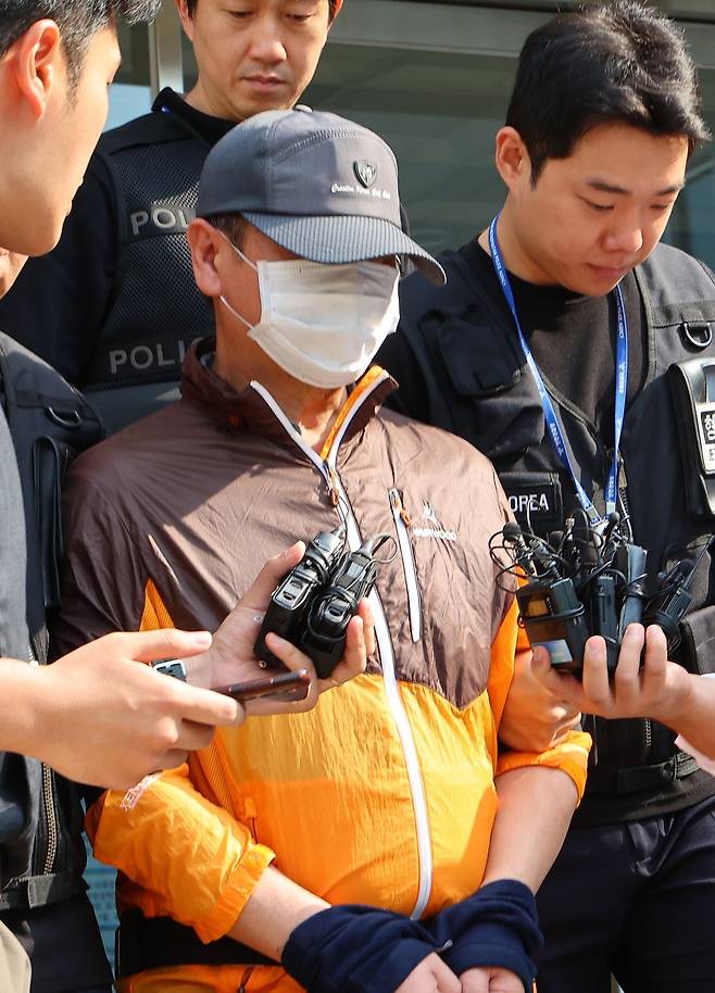 인천 송도에서 사제 총기로 아들을 살해한 60대 남성 A씨가 30일 인천 논현경찰서 유치장에서 검찰로 송치되고 있다. 연합뉴스