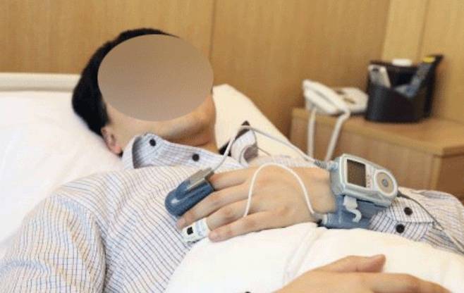 수면 무호흡증 양압기 치료 장면. 국민일보DB