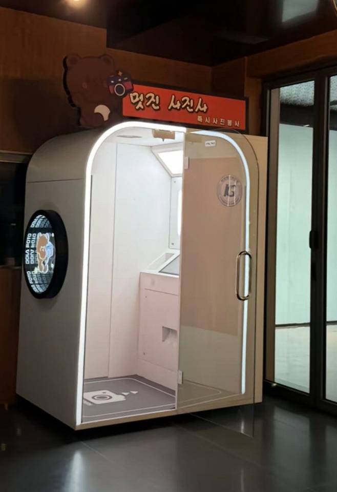 북한 낙랑애국금강관에 설치된 즉석사진부스의 모습. 사진부스 위에는 '멋진 사진사'라는 브랜드 이름이 적혀있다. 강동완 동아대 교수 제공