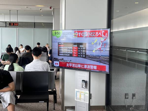 30일 일본 도쿄 나리타공항 출국장에 설치된 TV 화면을 통해 현지 쓰나미 관련 뉴스가 방송되고 있다. 독자 제공