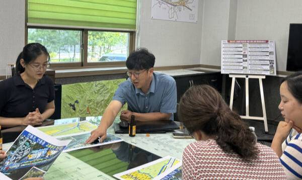 최근 구성동행정복지센터에서 김병민 용인시의원(가운데)이 언동초·언동중 학부모회 운영진과 간담회를 진행하고 있다. 김 의원실 제공