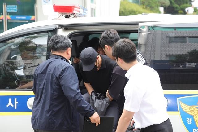 30일 오전 경기도 의정부시 가능동 의정부지방법원에서 강도상해 혐의로 구속영장이 청구된 30대 농협 직원 A씨가 구속 전 피의자 심문을 위해 법정으로 이동하고 있다. A씨는 지난 28일 새벽 경기도 포천시에서 자신이 근무하는 농협 지점의 고객인 80대 부부의 아파트에 침입해 부부를 흉기로 위협하고 금품을 빼앗아 달아난 혐의를 받고 있다. 연합뉴스