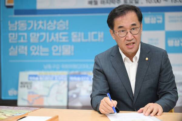 맹성규 국회 국토교통위원회 위원장(더불어민주당·인천 남동갑)은 30일 지역사무실에서 열린 인터뷰에서 “행정부와 소통하고, 야당과 건설적 협치를 이끌어내겠다”고 밝혔다. 조병석기자