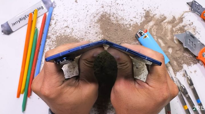 IT유튜버 ‘제리릭에브리씽’이 삼성전자 갤럭시 Z 폴드7의 내구성 테스트 과정에서 기기를 거꾸로 구부리고 있다. [사진출처=제리릭에브리씽 유튜브 캡처]