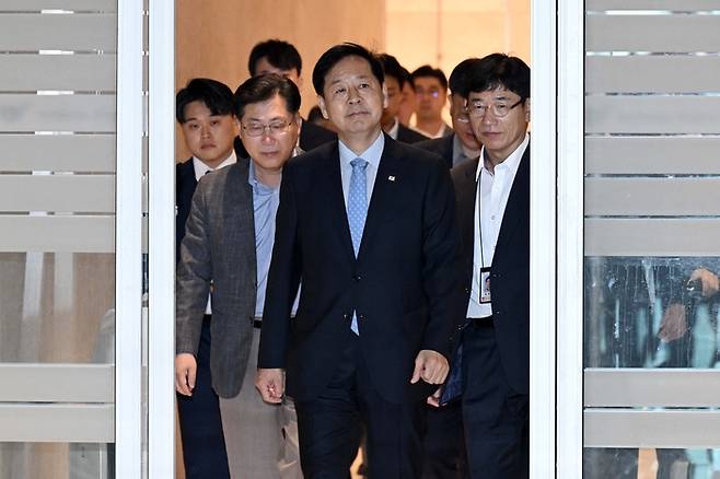 스콧 베선트 미국 재무장관과 면담하기 위해 워싱턴DC으로 향하는 구윤철 부총리 겸 기획재정부 장관이 29일 인천국제공항 제2여객터미널 귀빈실에서 나오고 있다. 구 부총리와 베선트 장관의 회담은 그간 이어져 온 양국간 통상논의를 막바지 조율하는 자리가 될 전망이다. [이충우 기자]