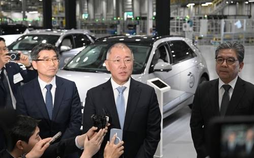 정의선 현대차그룹 회장(가운데) [사진 = 연합뉴스]