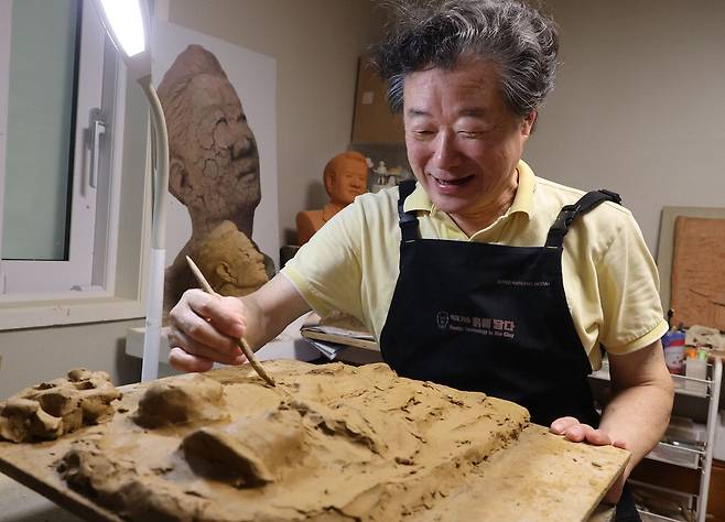 서울 용산구 서빙고동 작업실에서 흙 작품을 만들고 있는 김준규 전 검찰총장. 이승환 기자