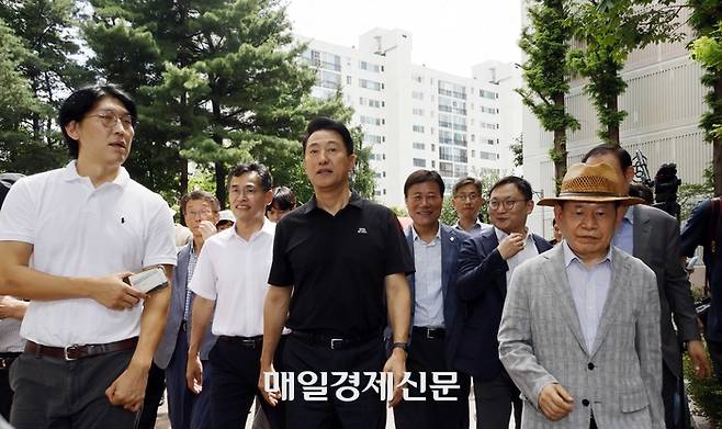 오세훈 서울시장이 30일 서울 양천구 ‘목동 6단지 재건축’ 지역을 찾아 주민들과 간담회를 갖고 있다. [김호영기자]