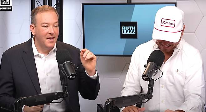 29일(현지시간) 공개된 미국 보수 성향 팟캐스트 ‘루스리스’에 출연해 배출가스 규제 철폐 계획을 언급하고 있는 리 젤딘 미 환경보호청장. <유튜브 캡처>