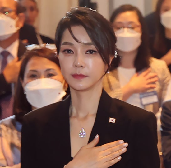 2022년 6월 29일(현지시간) 스페인 마드리드 만다린 오리엔탈 리츠호텔에서 열린 동포 만찬간담회에서 국민의례를 하는 김건희 여사가 반클리프 목걸이를 착용하고 있다. (사진=연합뉴스)