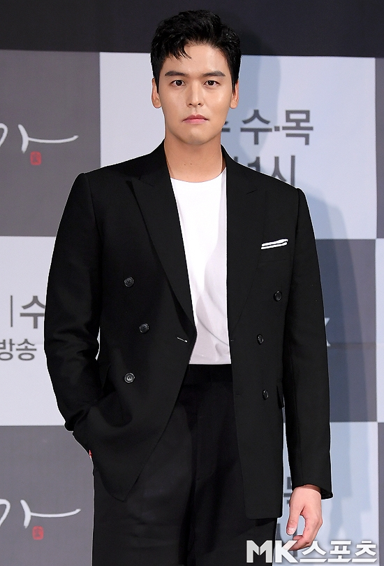 결혼을 앞두고 양다리 연예인으로 ‘ㅇㅈㅇ’라는 실명이 제기되면서, 각종 추측들이 이어지고 있는 가운데, 배우 이장우 측이 “사실이 아니”라며 부인했다. / 사진 = DB