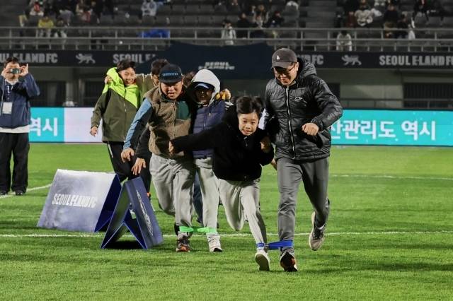 대표 이벤트는 피서철 필수 아이템인 비기캐리어를 직접 상품으로 받을 수 있는 ‘트래블 레이스’다. 서울 이랜드 팬이라면 누구나 2인 1조로 팀을 이뤄 참여할 수 있으며 물총으로 비치볼을 맞춘 뒤 전력질주해 비기캐리어와 비치볼을 양 손에 들고 결승선까지 돌아오면 레이스가 종료된다. 사진=서울 이랜드 제공