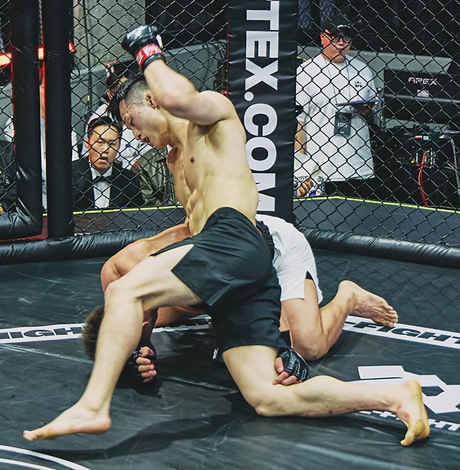 ‘코리안 좀비’ 정찬성의 제자 장윤성이 2025년 4월 서울특별시 스포모티브 ZFN 오리진에서 UFC 3전 파이터 아베 다이치한테 강력한 그라운드 앤드 파운드를 구사하고 있다. 사진=MCP ECC