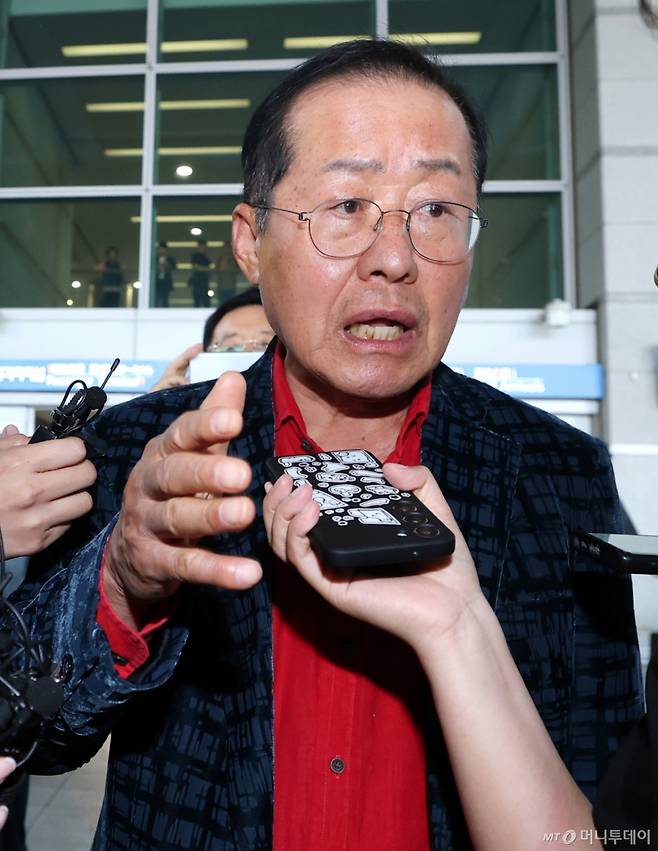 (인천공항=뉴스1) 권현진 기자 = 국민의힘 대선 경선에서 탈락한 뒤 정계 은퇴를 선언하고 하와이로 떠났던 홍준표 전 대구시장이 17일 인천국제공항을 통해 귀국해 인터뷰를 하고 있다. 2025.6.17/뉴스1  Copyright (C) 뉴스1. All rights reserved. 무단 전재 및 재배포,  AI학습 이용 금지. /사진=(인천공항=뉴스1) 권현진 기자