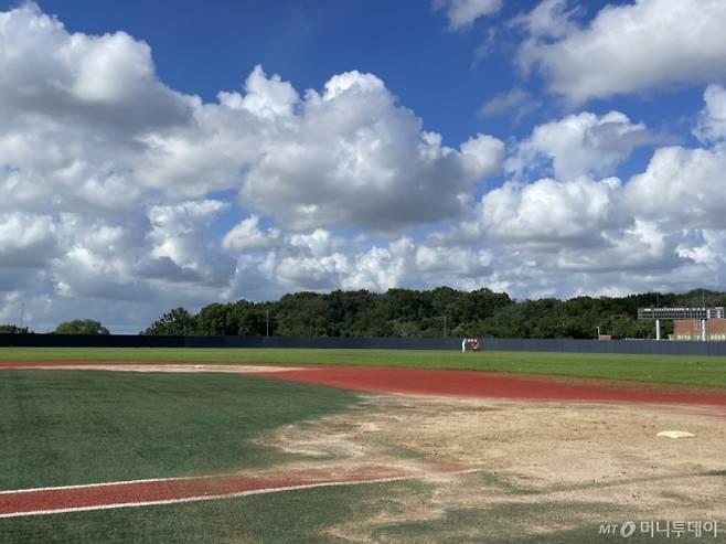 수도권 지역의 한 고교 야구부 학생선수들이 훈련하는 운동장 모습./사진=이현수 기자.