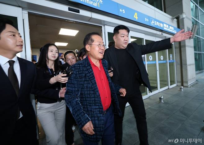 (인천공항=뉴스1) 권현진 기자 = 국민의힘 대선 경선에서 탈락한 뒤 정계 은퇴를 선언하고 하와이로 떠났던 홍준표 전 대구시장이 17일 인천국제공항을 통해 귀국하고 있다. 2025.6.17/뉴스1  Copyright (C) 뉴스1. All rights reserved. 무단 전재 및 재배포,  AI학습 이용 금지. /사진=(인천공항=뉴스1) 권현진 기자