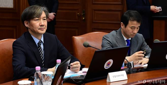 조국 청와대 민정수석이 26일 서울 세종로 정부서울청사에서 열린 국무회의에 참석해 이낙연 총리의 모두발언을 경청하고 있다. 오른쪽은 한병도 청와대 정무수석. /사진=홍봉진기자 honggga@