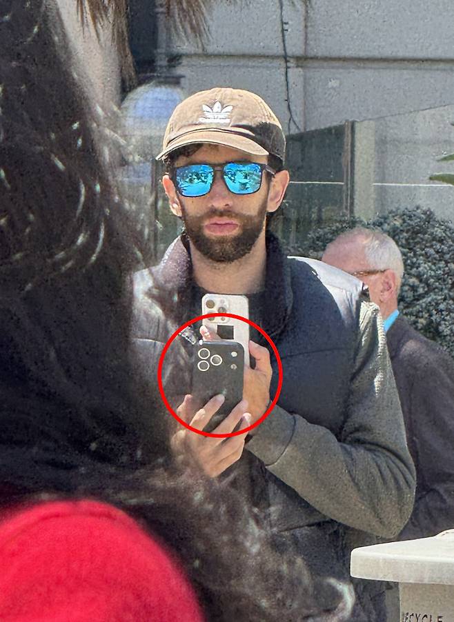 한 남성이 애플 차기 스마트폰 아이폰17 프로로 추정되는 제품을 들고 있는 모습이 포착됐다. /사진=SNS 갈무리