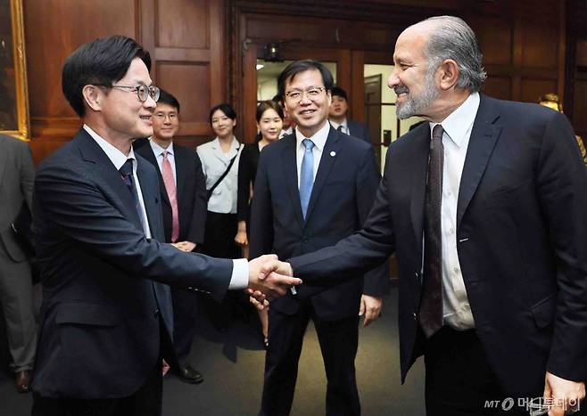 김정관 산업통상자원부 장관(왼쪽)이 지난 24일(현지시간) 미국 워싱턴DC 상무부 회의실에서 하워드 러트닉 상무장관은 만나 악수를 하고 있다. /사진제공= 산업통상자원부