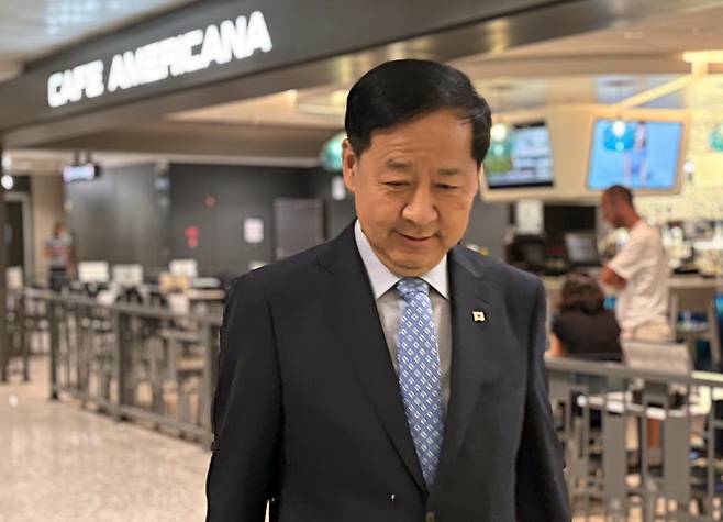 구윤철 부총리 겸 기획재정부 장관이 미국과 관세협상을 위해 29일(현지시간) 워싱턴DC 인근 덜레스국제공항으로 입국하고 있다./사진제공=뉴시스