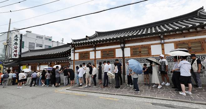 "더위에도 삼계탕집은 북새통". 중복을 맞이한 30일 서울 종로구 한 삼계탕전문점을 찾은 시민들이 식사를 하기 위해 줄지어 대기하고 있다. /사진=뉴스1