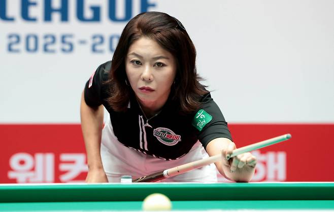 하나카드가 휴온스를 꺾고 1라운드 우승을 차지했다. 사진은 30일 경기 고양킨텍스 PBA스타디움에서 열린 웰컴저축은행 PBA 팀리그 2025-26 1라운드 최종일 휴온스와의 경기에 나선 나지 김가영의 모습. /사진=프로당구협회(PBA) 제공