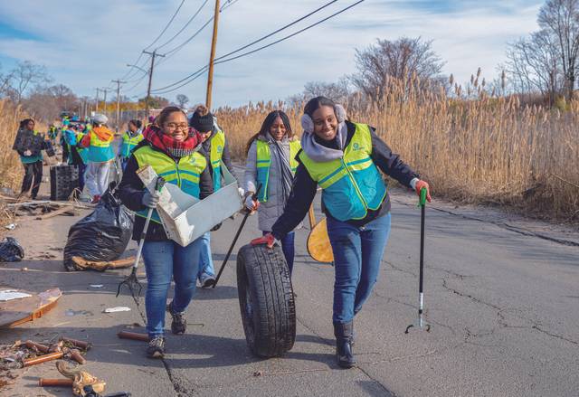 미국 ASEZ WAO 회원들이 코네티컷주 뉴헤이븐카운티에서 환경정화활동을 하고 있다.  ASEZ WAO 제공