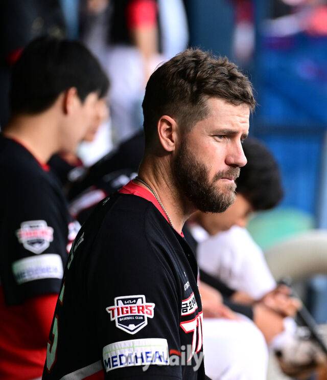 2025년 6월 5일 오후 서울 잠실구장에서 진행된 '2025 신한 SOL뱅크 KBO 리그' KIA 타이거즈와 두산 베어스의 경기.KIA 위즈덤이 생각에 잠겨있다./마이데일리