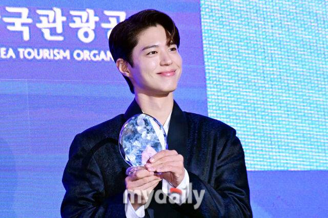 여러사람의 손을 통해서 전달된 박보검의 위촉패에는 어쩔 수 없이 여러사람의 지문에 묻어있다.