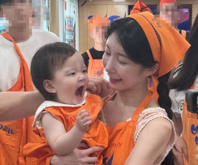 루희가 봉사 중 졸린지 하품을 했다. / 아야 소셜미디어