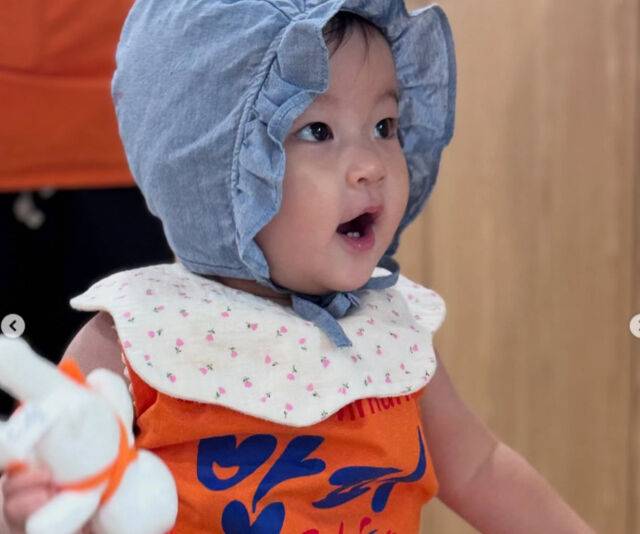 루희가 첫돌을 맞아 밥퍼 봉사에 나섰다. / 아야 소셜미디어