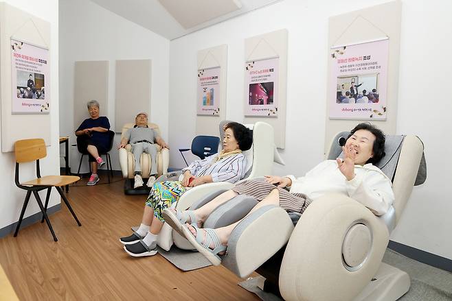 도봉구민들이 구청에서 편하게 여름을 즐기고 있다.