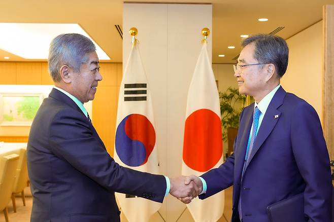 조현 외교부 장관(오른쪽)이 29일 일본 도쿄에서 열린 첫 한일 외교장관 회담에서 이와야 다케시 일본 외무상과 악수를 하고 있다. [외교부 제공]