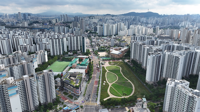 서울 동대문구 답십리 일대 모습. 아파트 사이 공터에는 2030년께 전농동시립도서관이 들어설 예정이다. [사진=안경찬 PD]