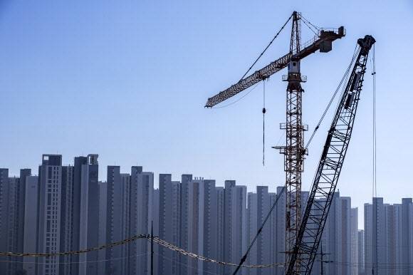 공사비 급등에 따라 시공사가 조합에 연대보증 각서를 요구하고 나서는 등 후폭풍이 거세다. 사진은 건설 현장 이미지. [연합]