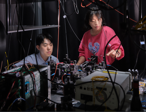 한국전자통신연구원(ETRI) 연구진이 양자 관련 연구를 수행하고 있다.[ETRI 제공]