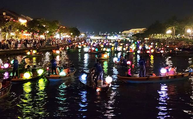 ‘만나서 편하다’는 뜻의 베트남의 옛 무역도시 호이안 밤풍경